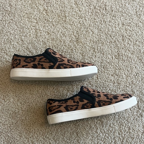 J Slides Womens Flat Heel Slip On Sneaker Cushioned Multicolor Leopard Print 8M - Picture 3 of 4